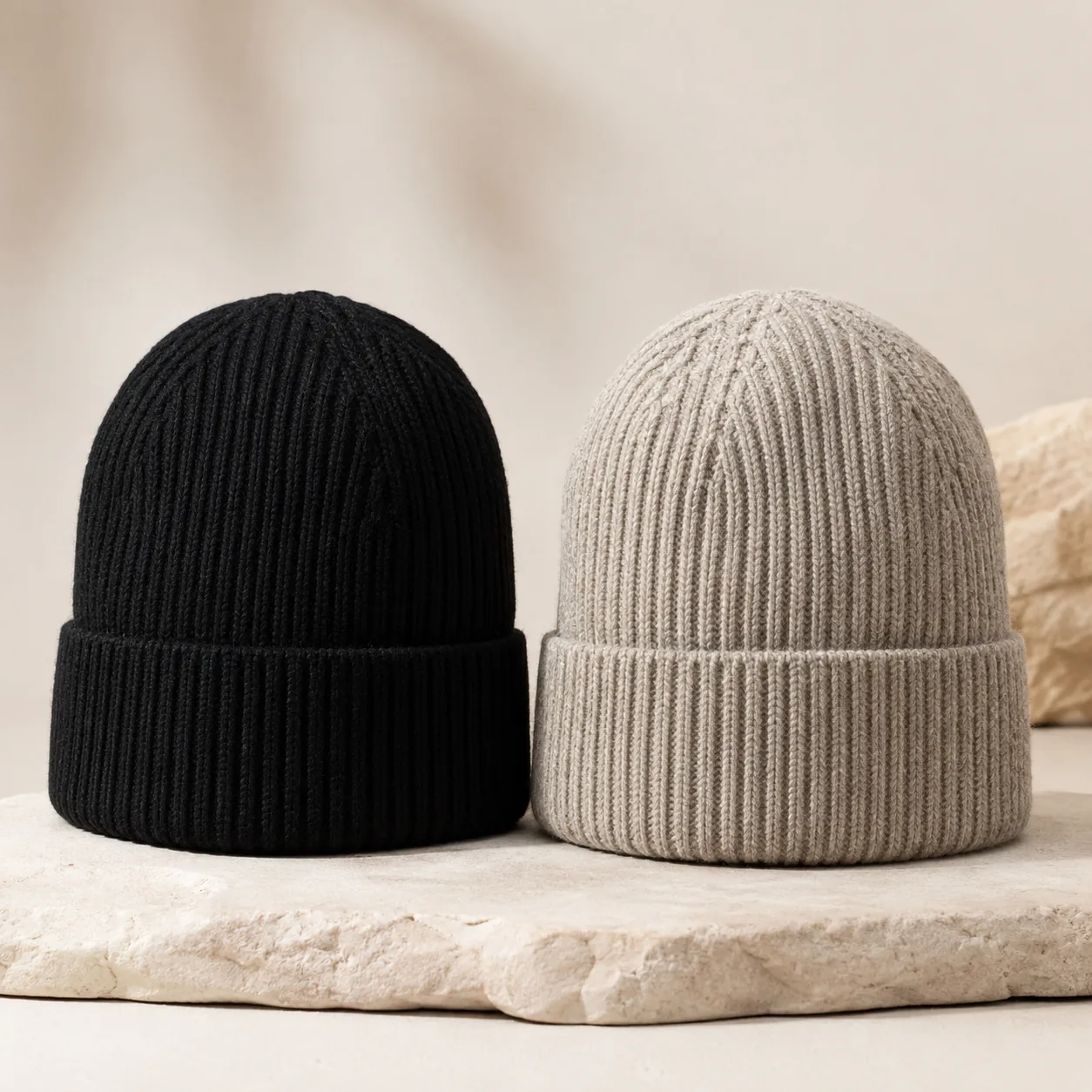 Imagen principal comparativa entre gorros de acrílico y de lana para compradores mayoristas de gorros de punto