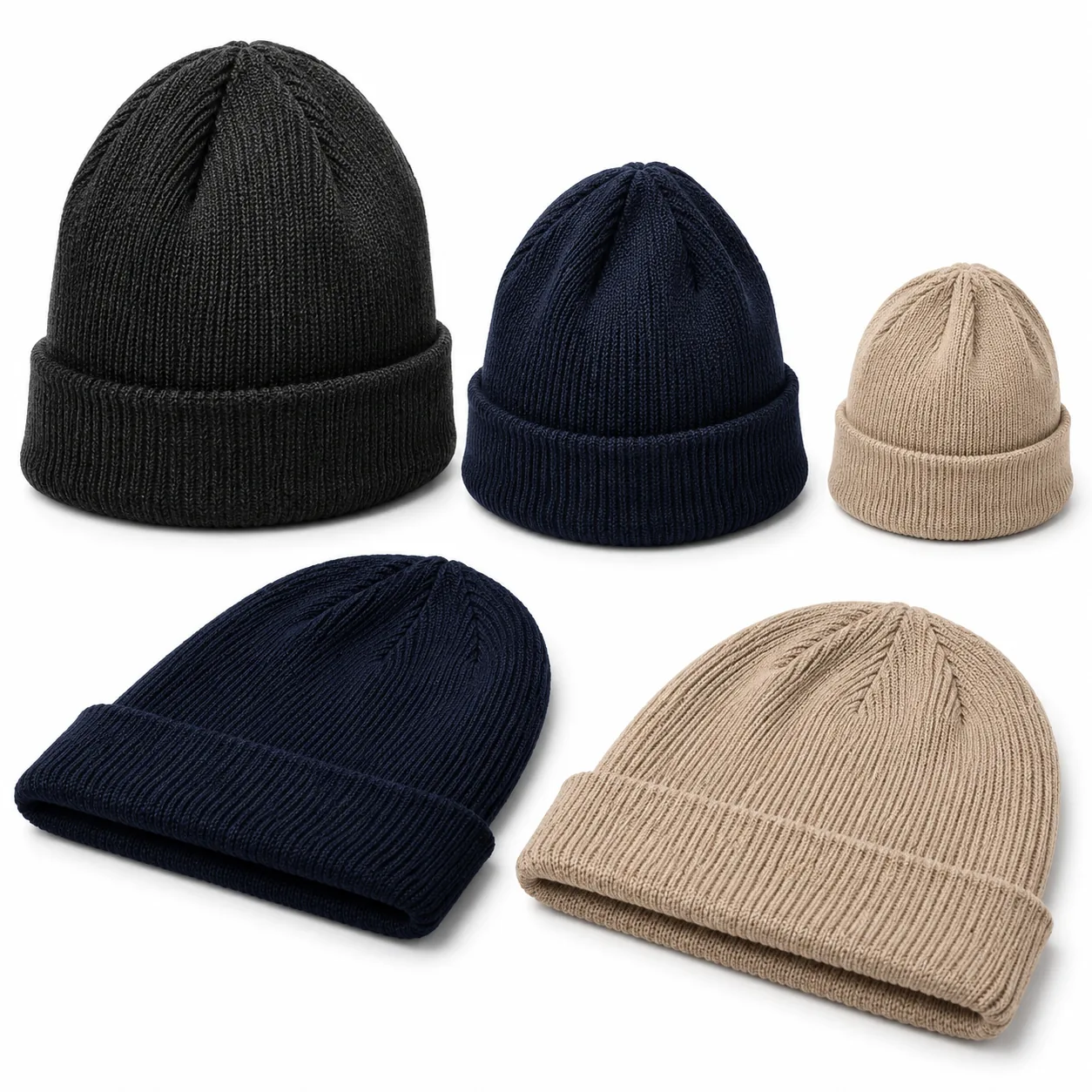 Cinco gorros de punto acanalado en negro, azul marino y beige con la parte superior de punto trenzado